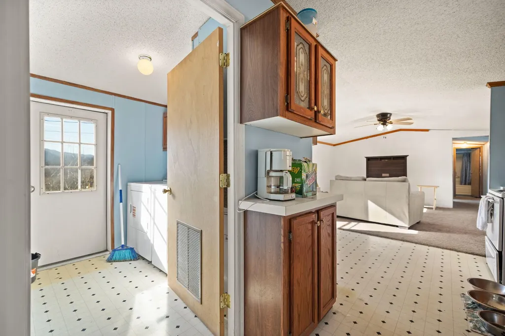 63 Elisha B Lane Mayking KY 41837