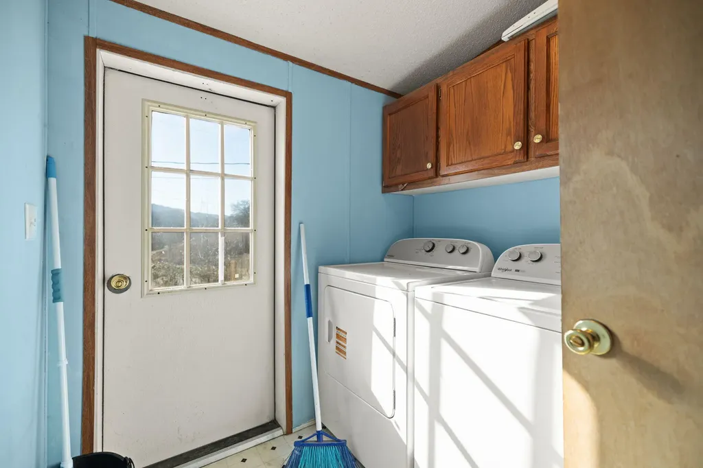 63 Elisha B Lane Mayking KY 41837