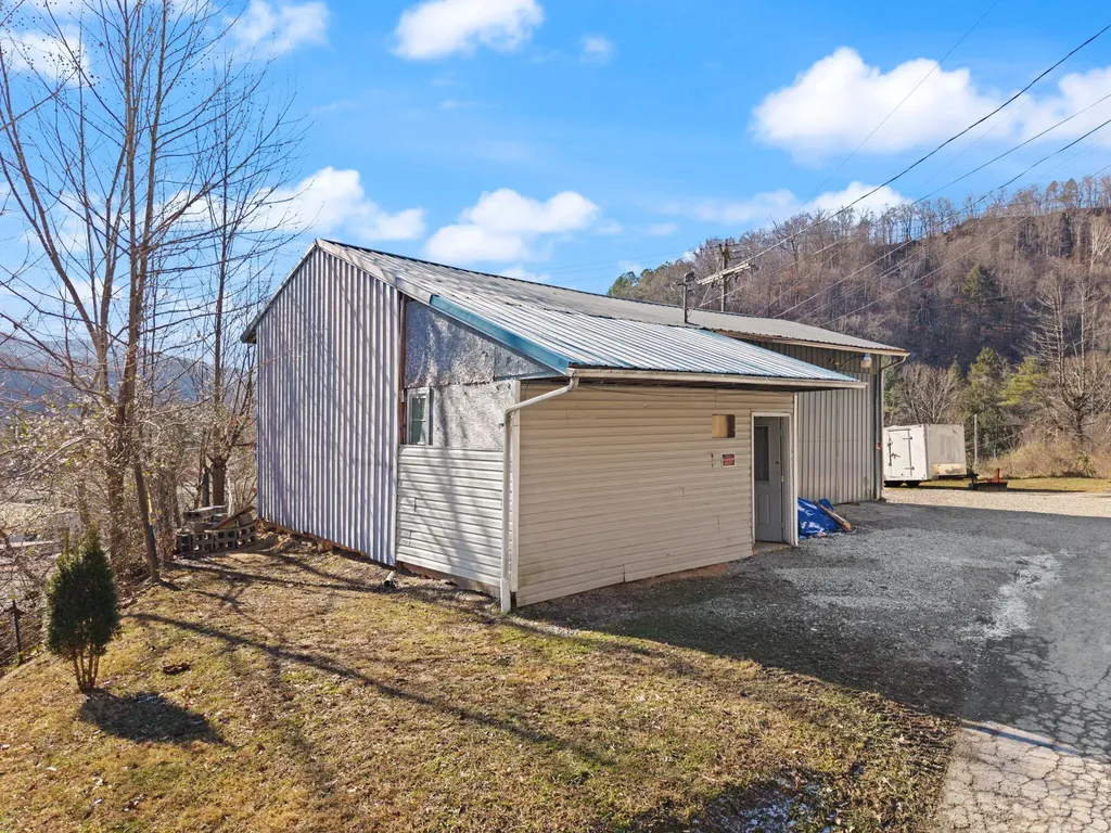 63 Elisha B Lane Mayking KY 41837
