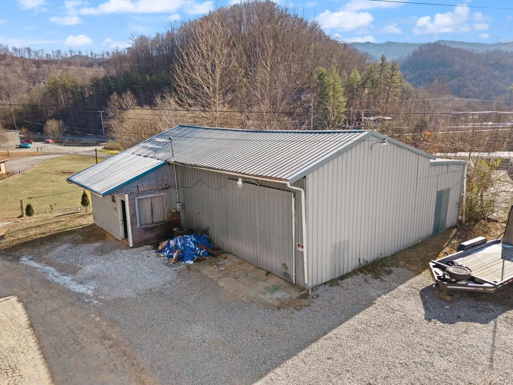 63 Elisha B Lane Mayking KY 41837