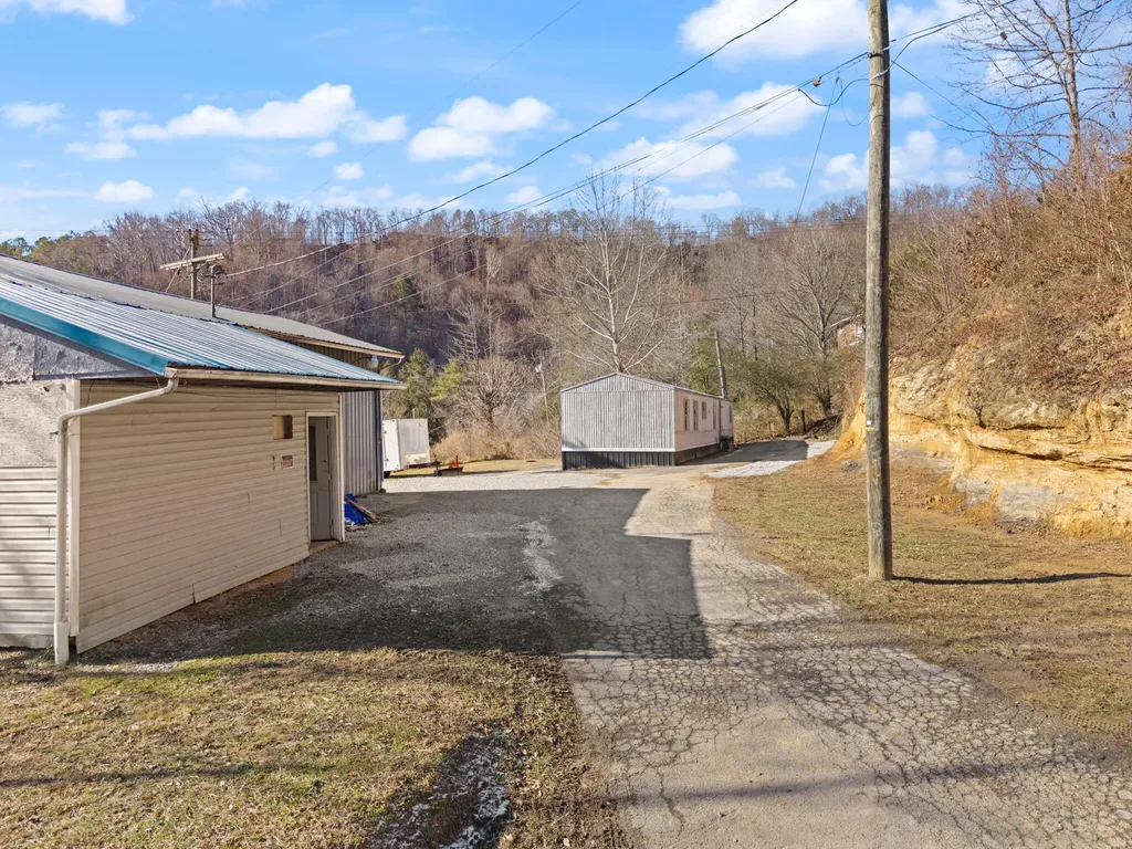63 Elisha B Lane Mayking KY 41837