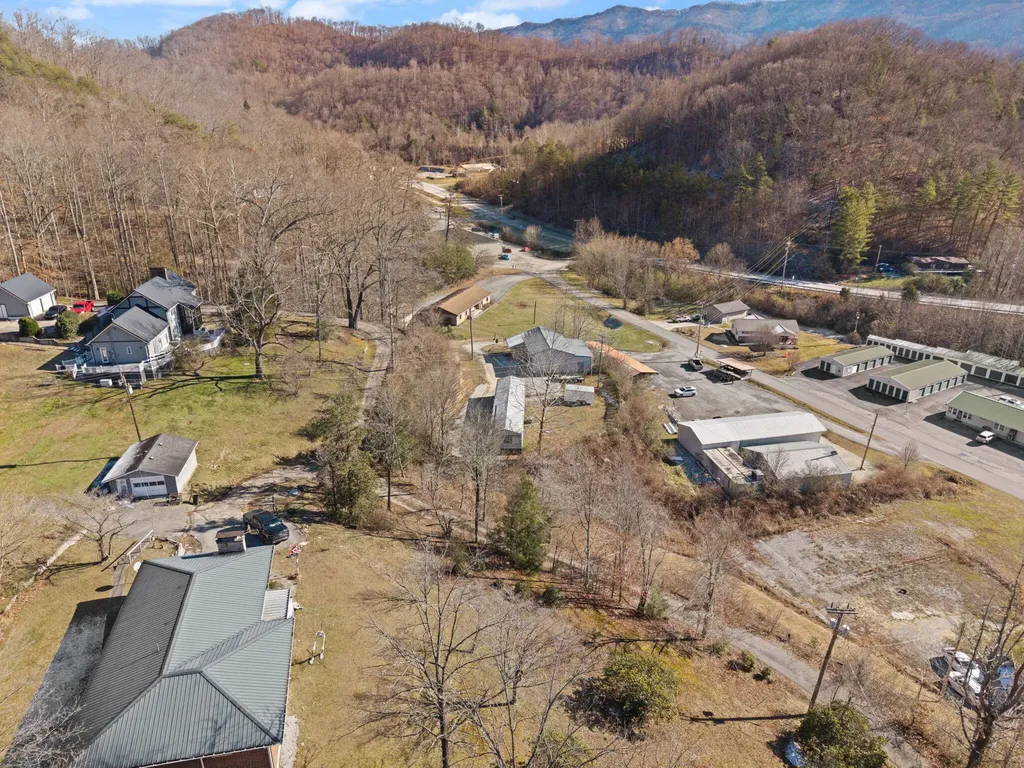63 Elisha B Lane Mayking KY 41837