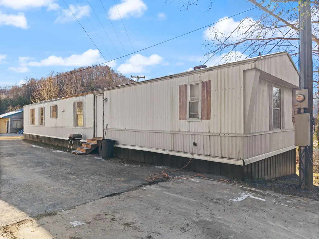 63 Elisha B Lane Mayking KY 41837