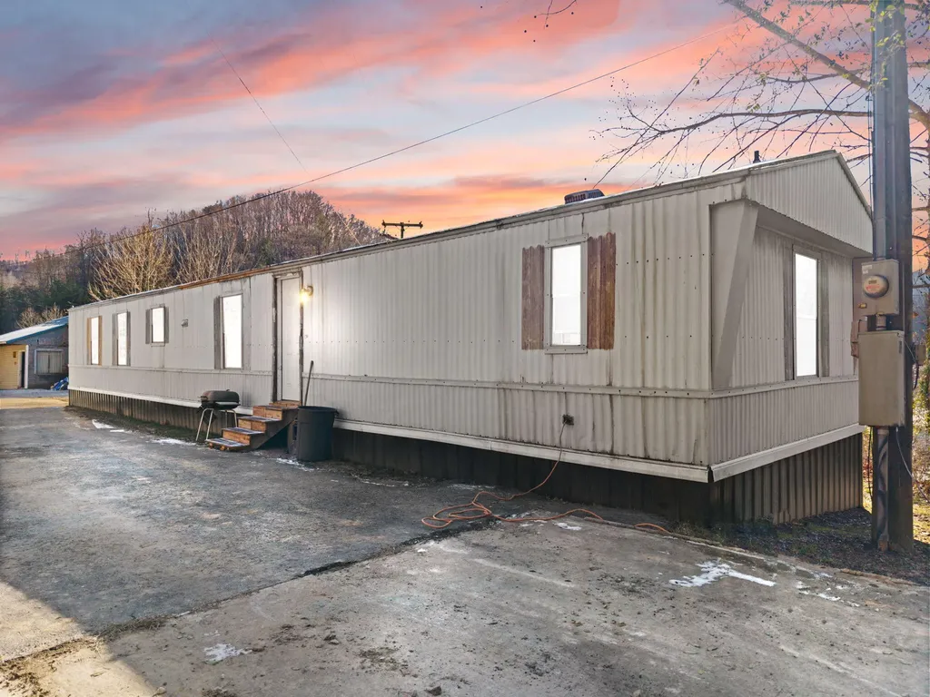 63 Elisha B Lane Mayking KY 41837