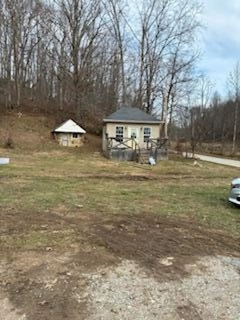 563 Moores Creek Greenhill Road Annville KY 40402