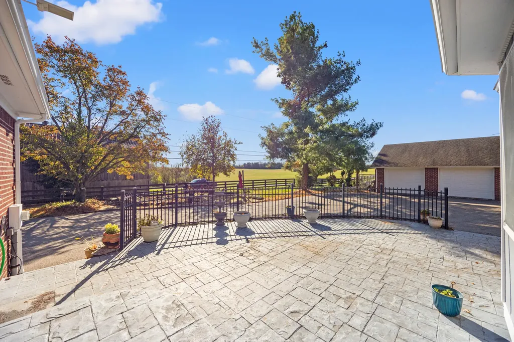 1360 Hoover Pike Nicholasville KY 40356