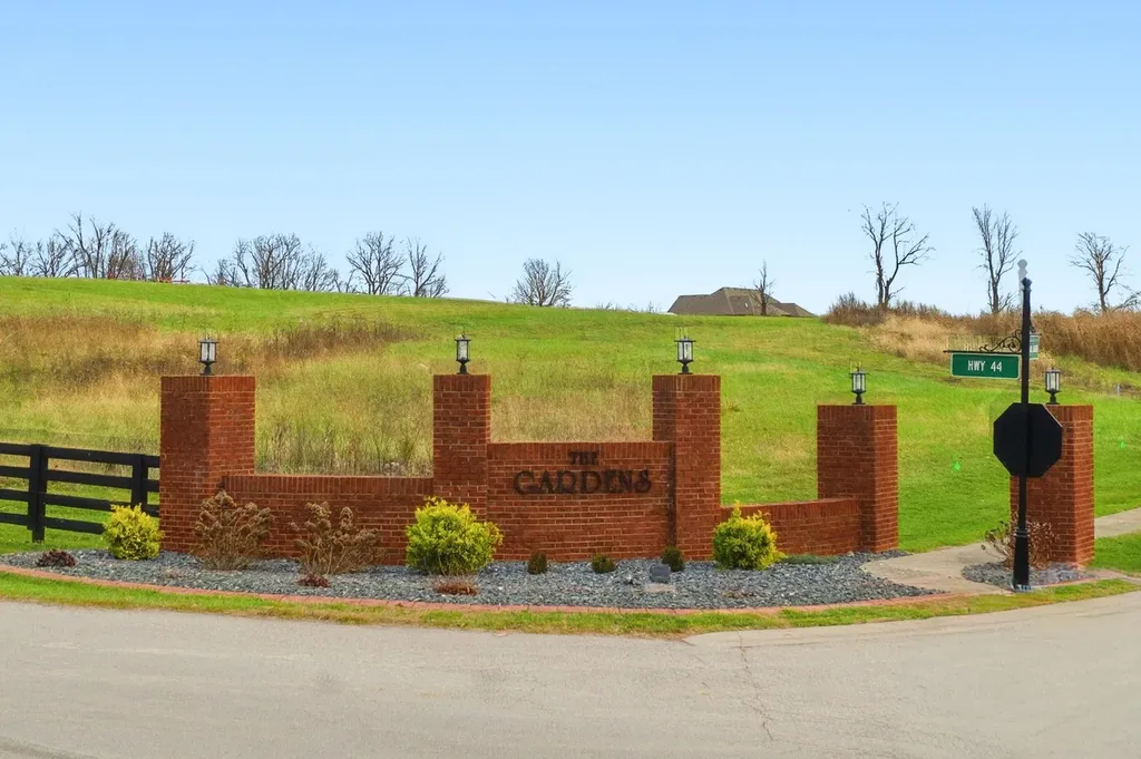 1015 Green Garden Lawrenceburg KY 40342