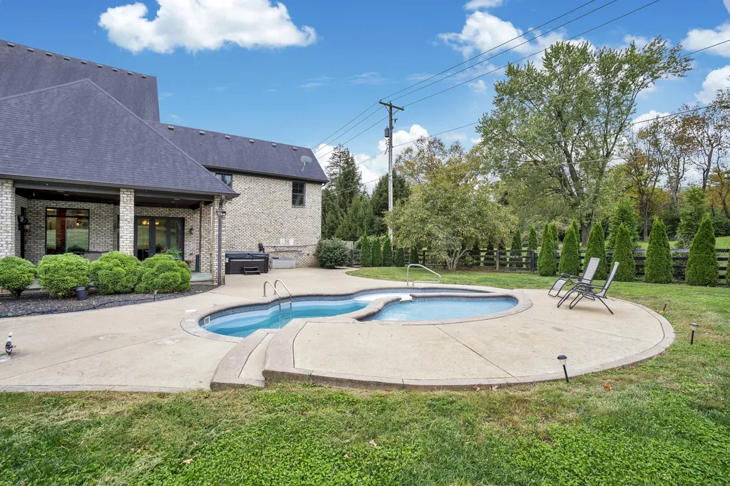 1911 Parkers Mill Road Lexington KY 40504