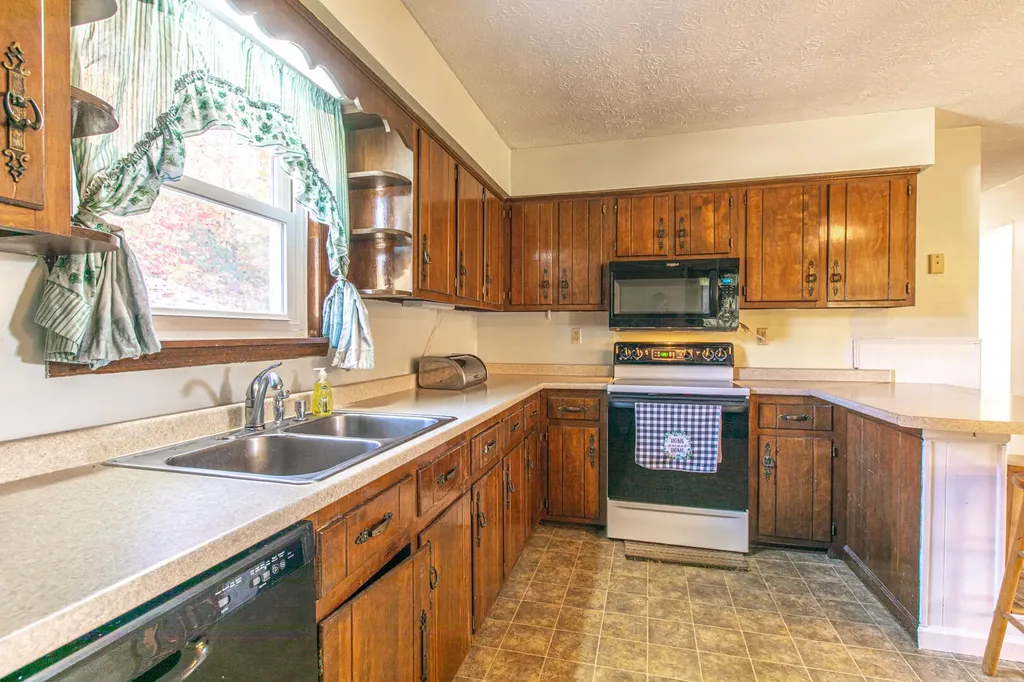 320 Cravens Hollow Road Liberty KY 42539