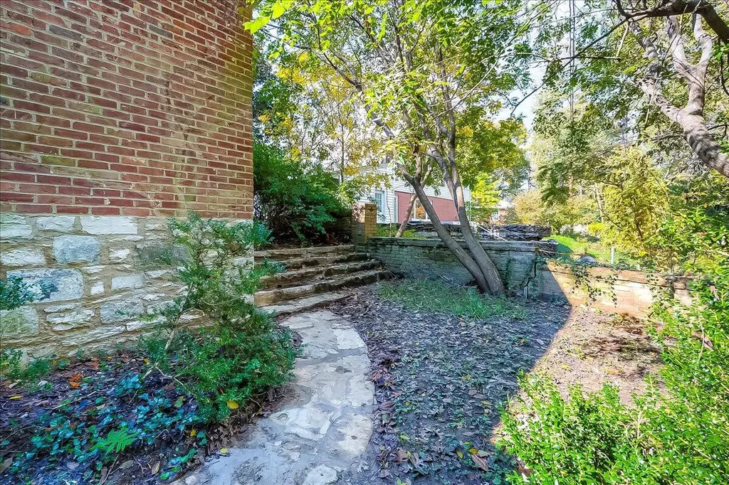 207 Paul Sawyier Drive Frankfort KY 40601