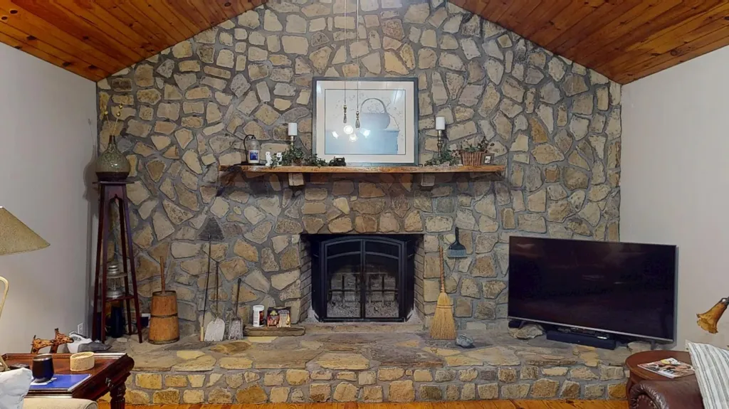 504 Earl Howard Road Keavy KY 40737
