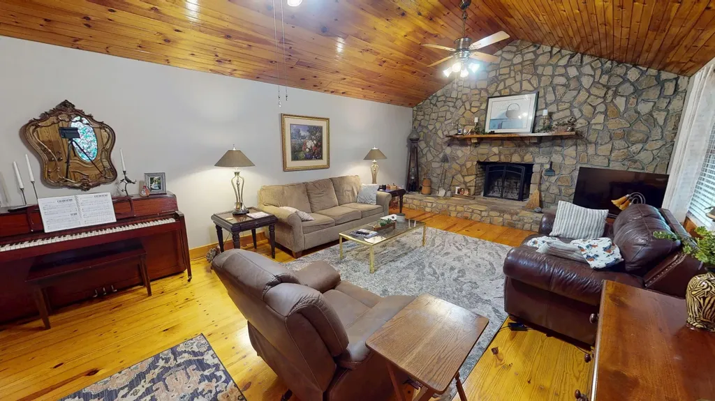 504 Earl Howard Road Keavy KY 40737