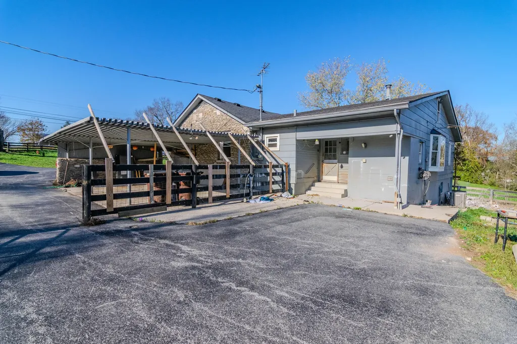 7897 Old Richmond Road Lexington KY 40515