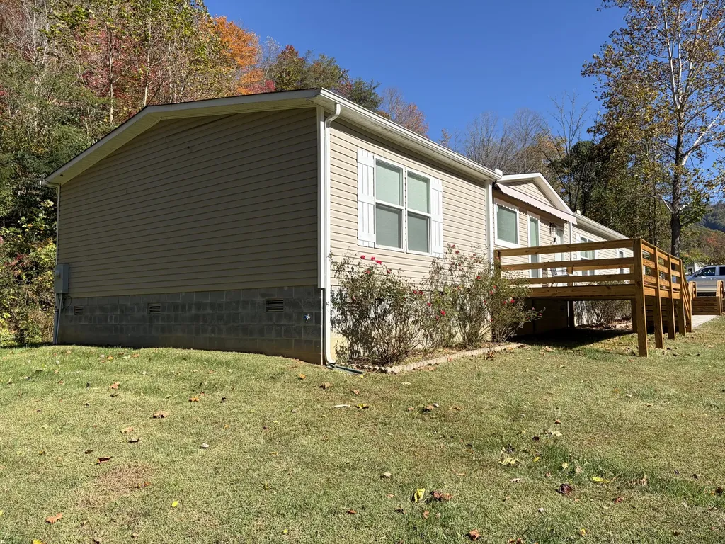 25 Banner Fork Road Wallins KY 40873