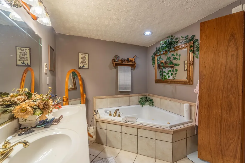 7805 State Highway 1295 Paint Lick KY 40461