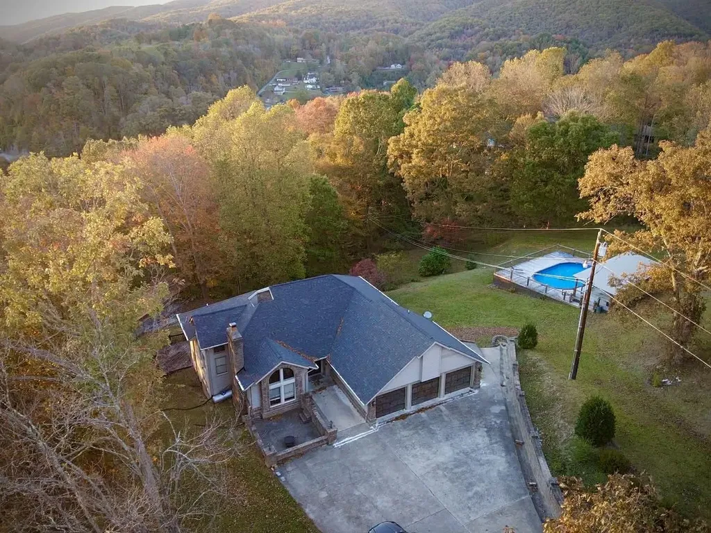 1100 Coldiron Heights Harlan KY 40831