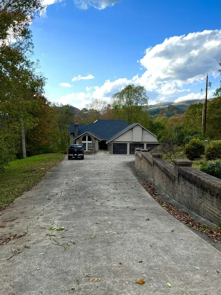 1100 Coldiron Heights Harlan KY 40831
