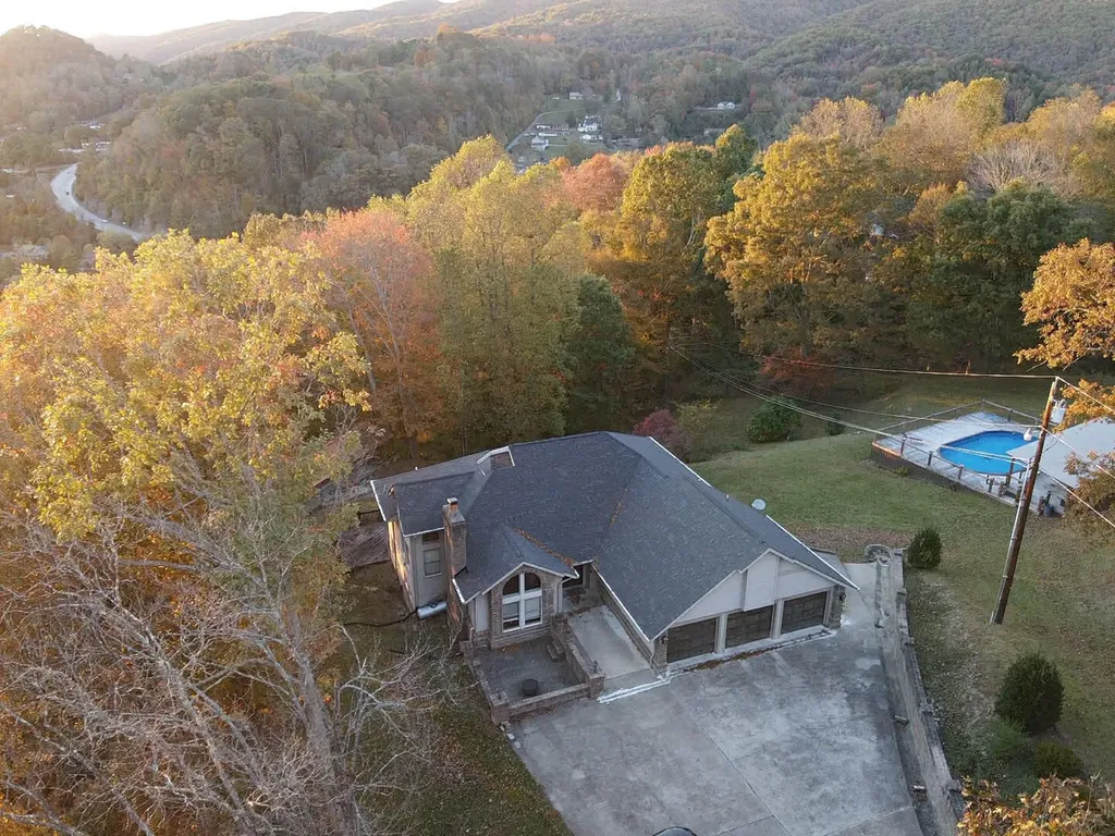 1100 Coldiron Heights Harlan KY 40831