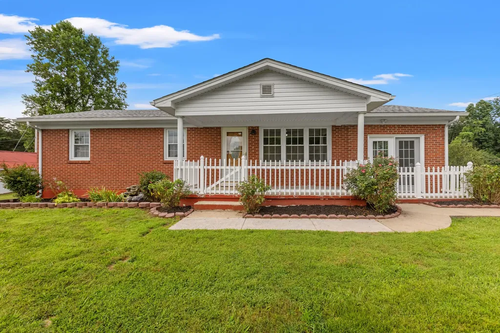 40 Edwards Road Irvine KY 40336