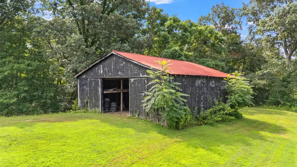 40 Edwards Road Irvine KY 40336