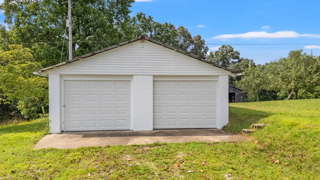 40 Edwards Road Irvine KY 40336