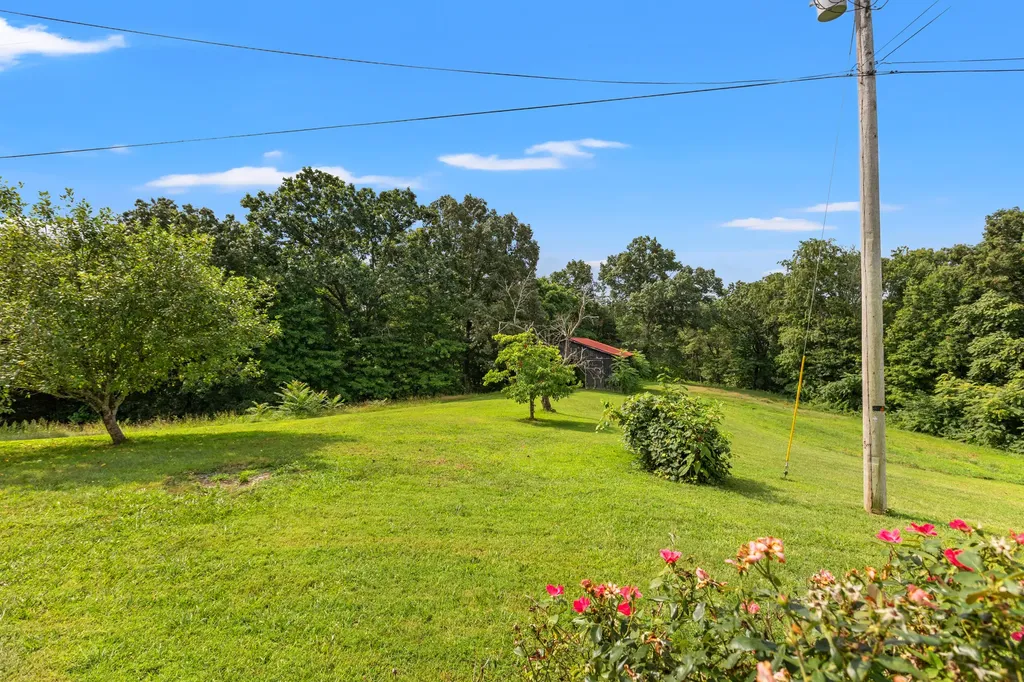 40 Edwards Road Irvine KY 40336