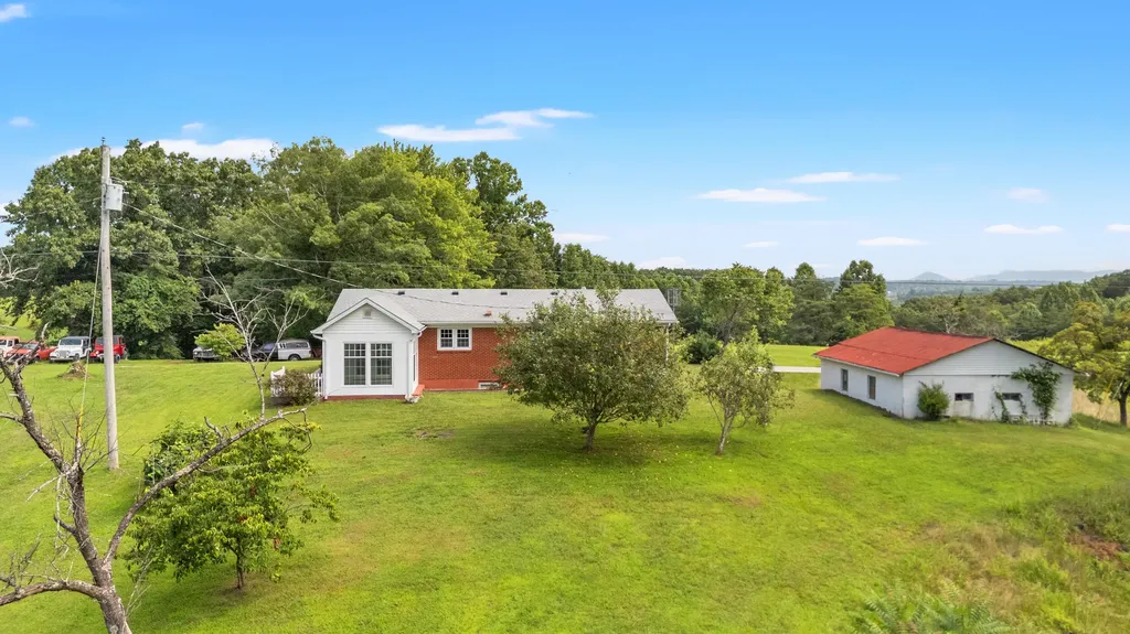 40 Edwards Road Irvine KY 40336