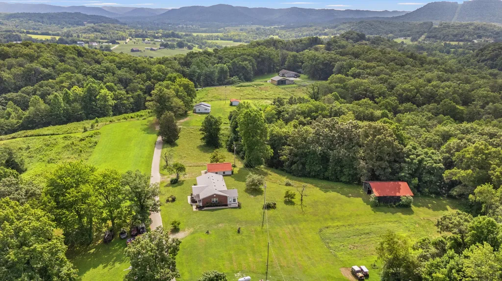 40 Edwards Road Irvine KY 40336