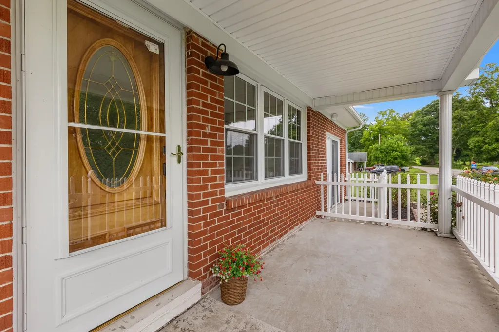 40 Edwards Road Irvine KY 40336