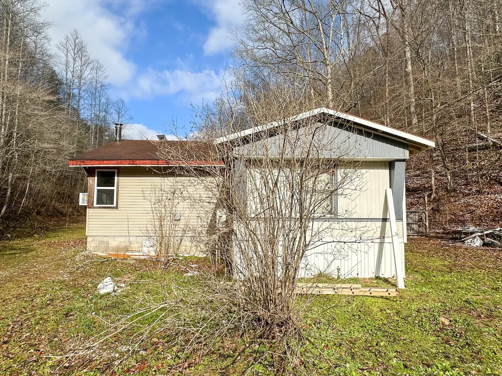 470 Little Bull Creek Road Woollum KY 40906