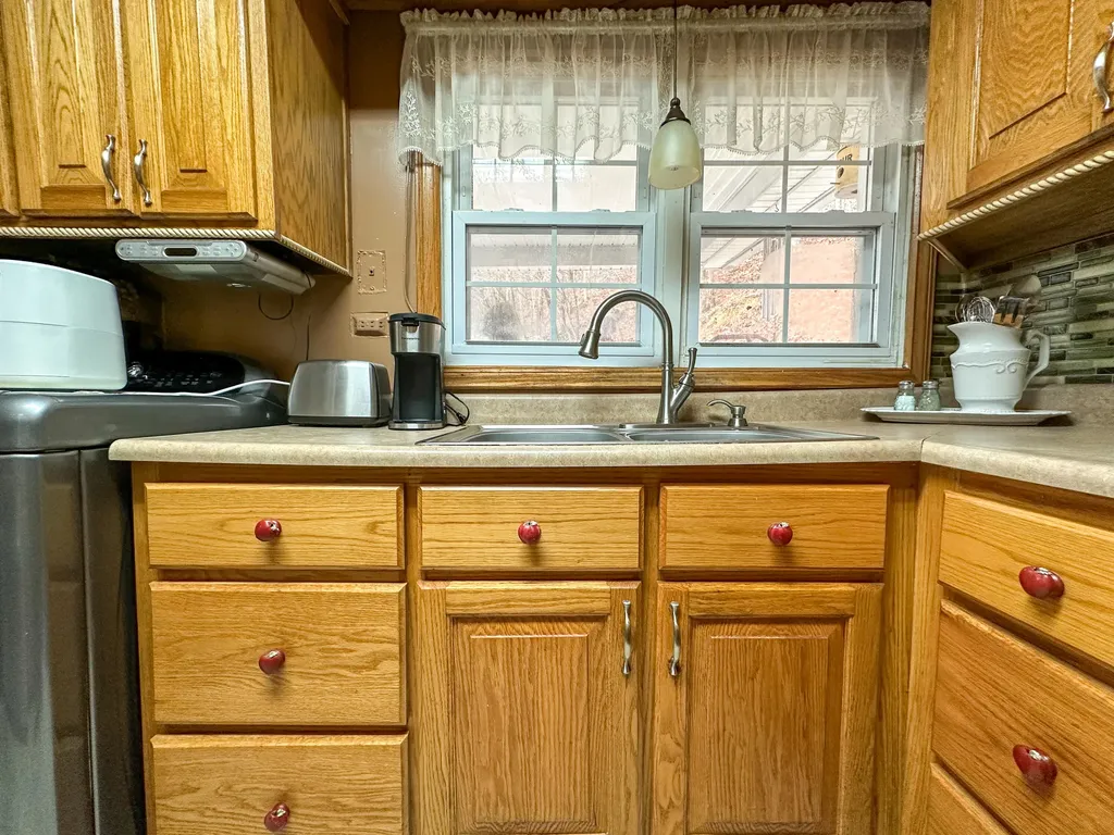 10806 406 Highway Roark KY 40979