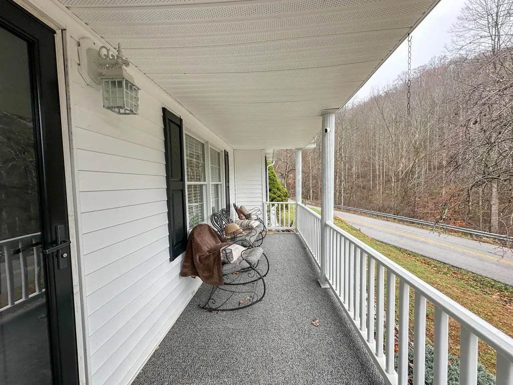 10806 406 Highway Roark KY 40979