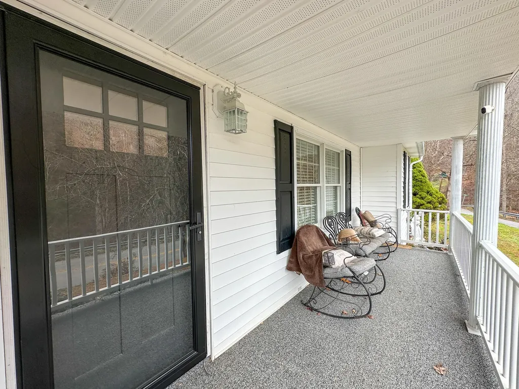10806 406 Highway Roark KY 40979