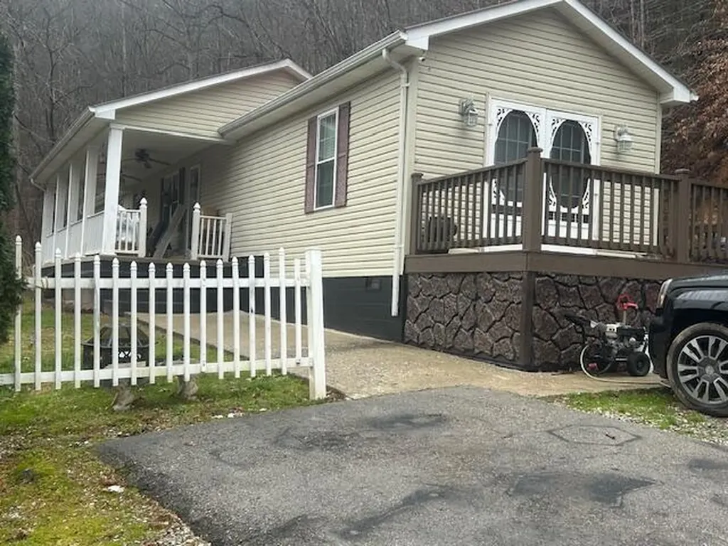 10806 406 Highway Roark KY 40979
