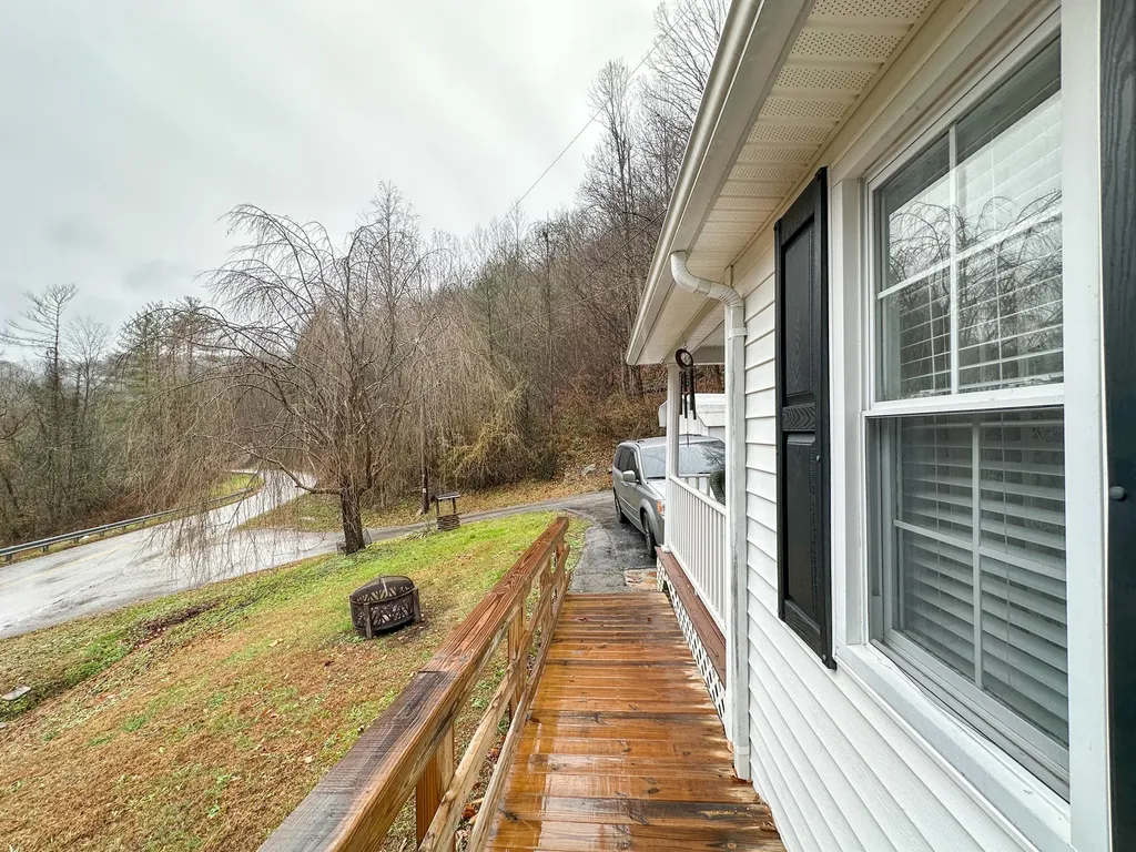 10806 406 Highway Roark KY 40979
