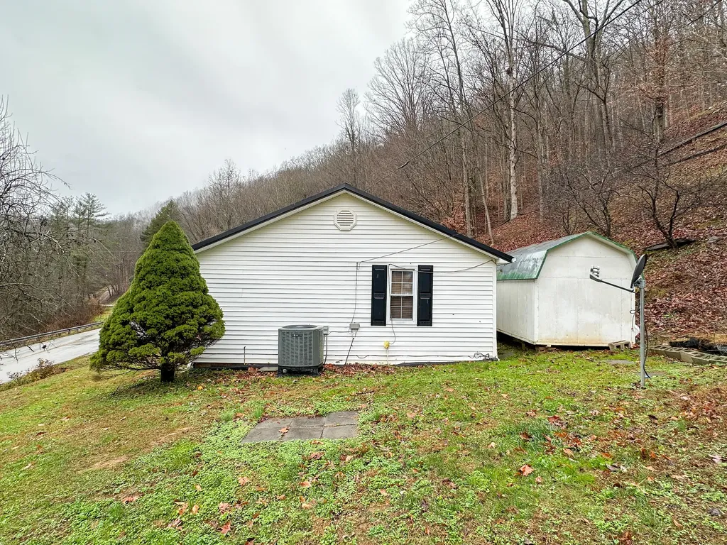 10806 406 Highway Roark KY 40979