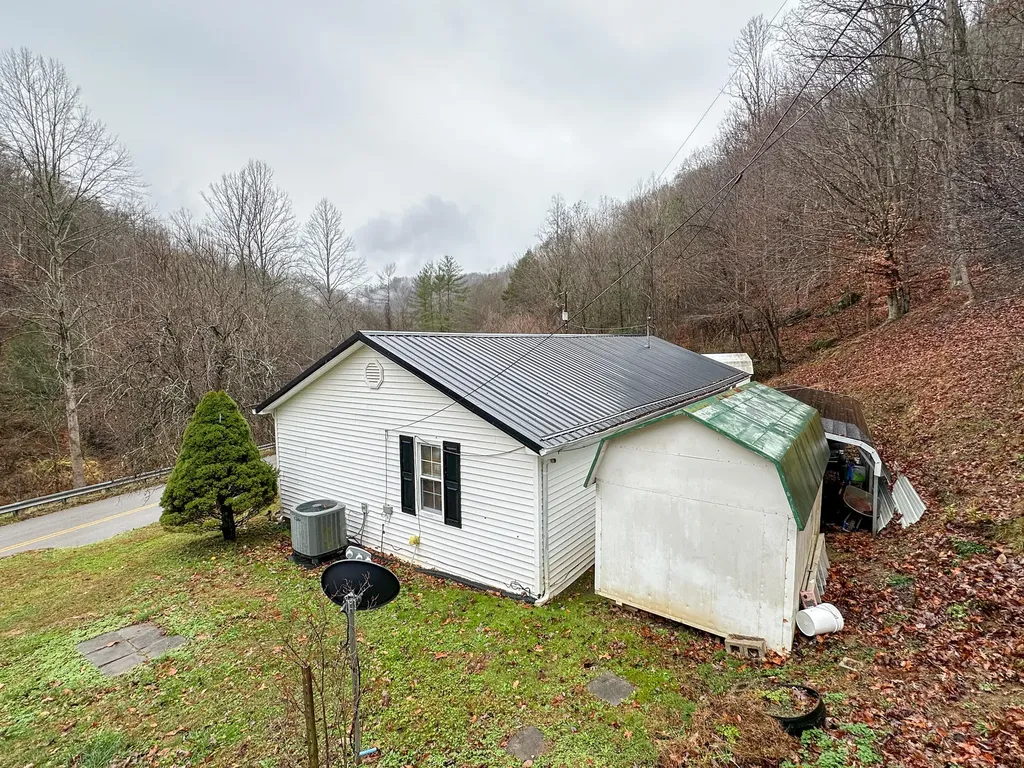 10806 406 Highway Roark KY 40979