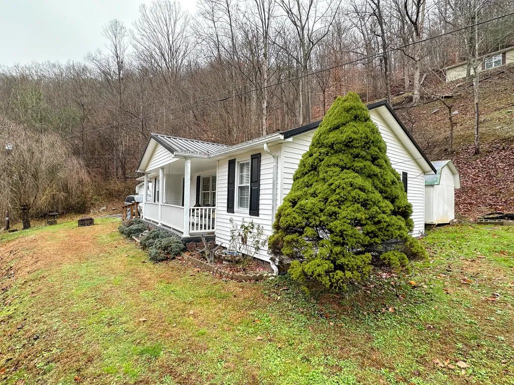 10806 406 Highway Roark KY 40979