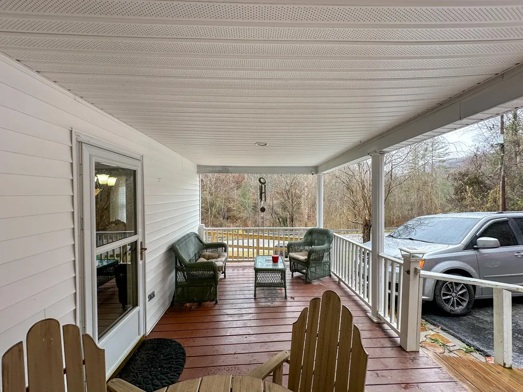 10806 406 Highway Roark KY 40979