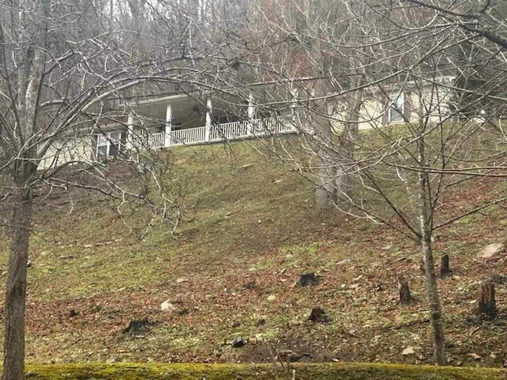 10806 406 Highway Roark KY 40979