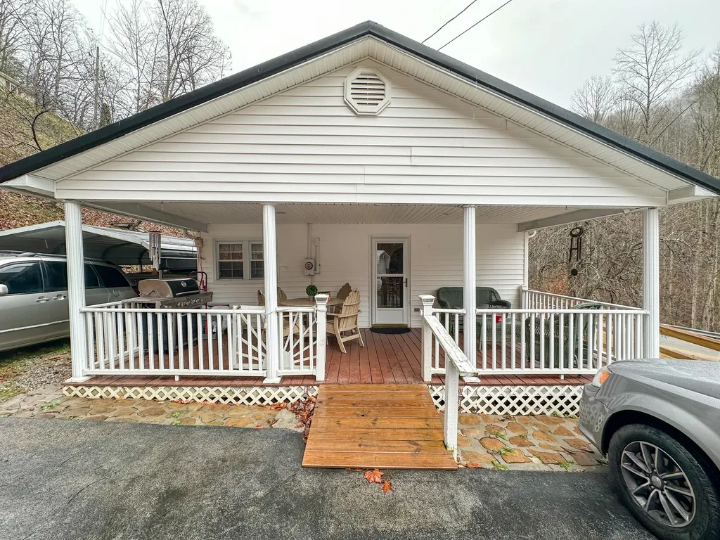 10806 406 Highway Roark KY 40979