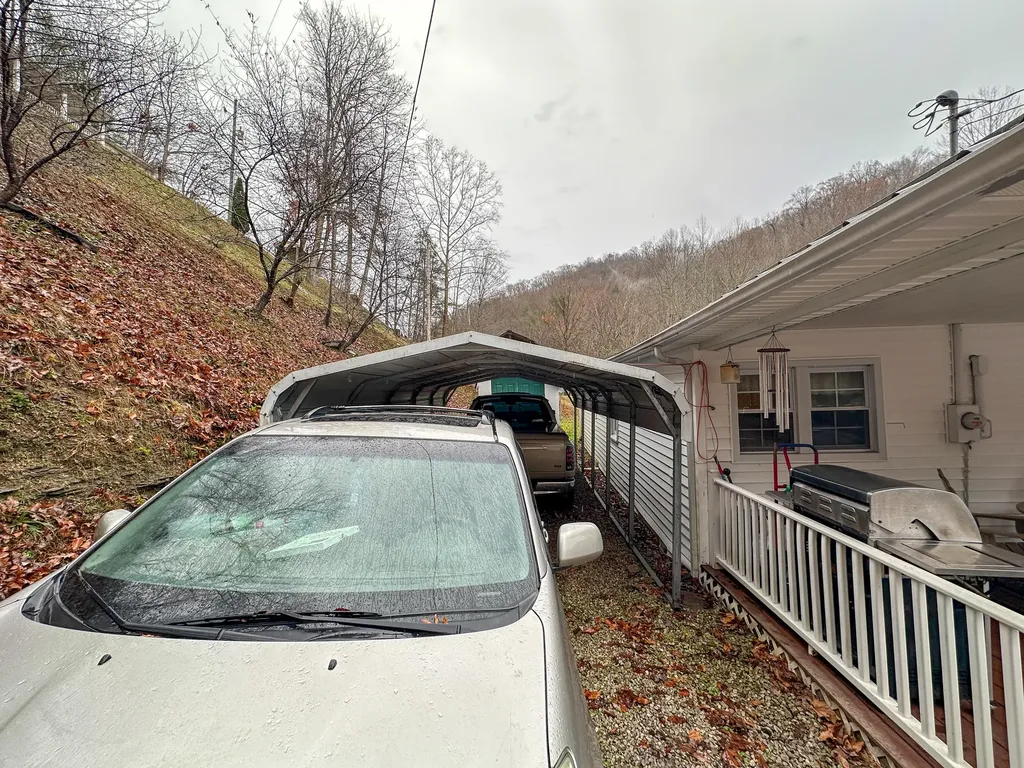 10806 406 Highway Roark KY 40979