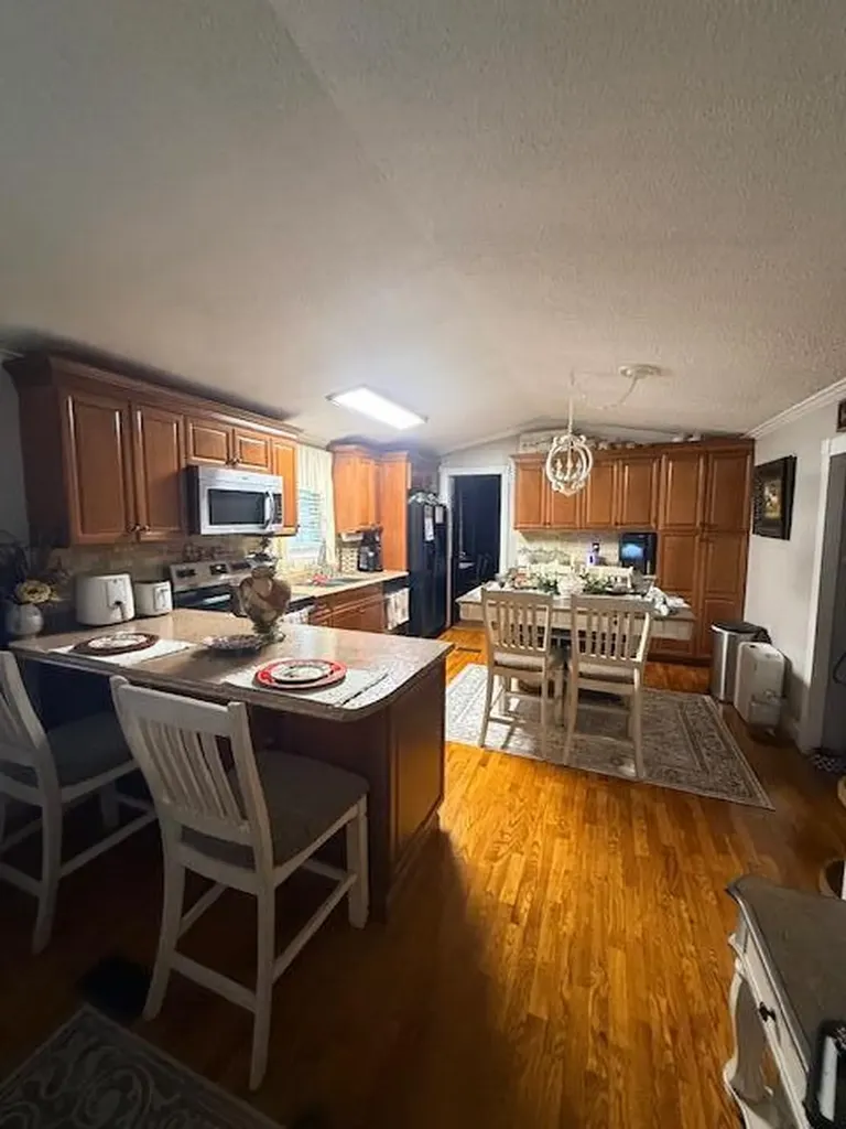 10806 406 Highway Roark KY 40979