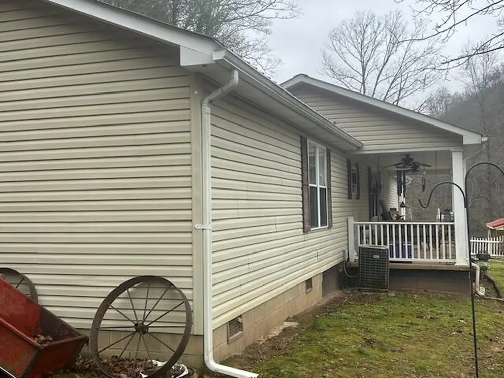 10806 406 Highway Roark KY 40979