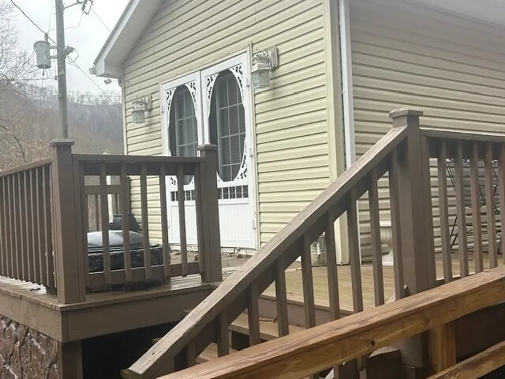 10806 406 Highway Roark KY 40979