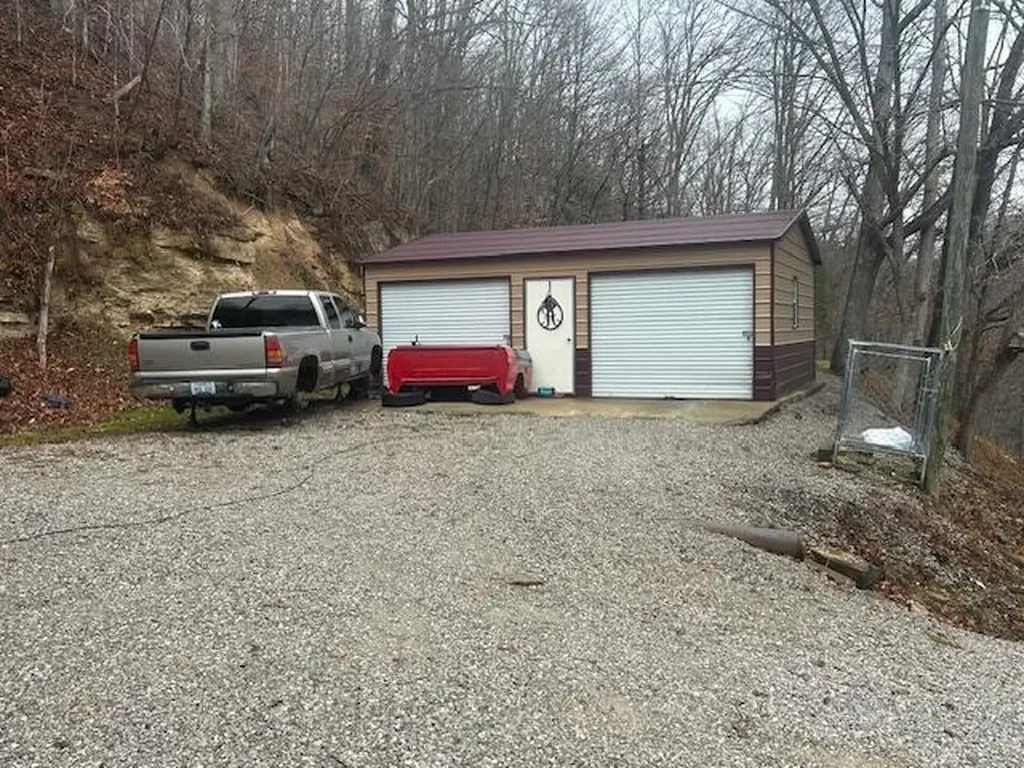 10806 406 Highway Roark KY 40979