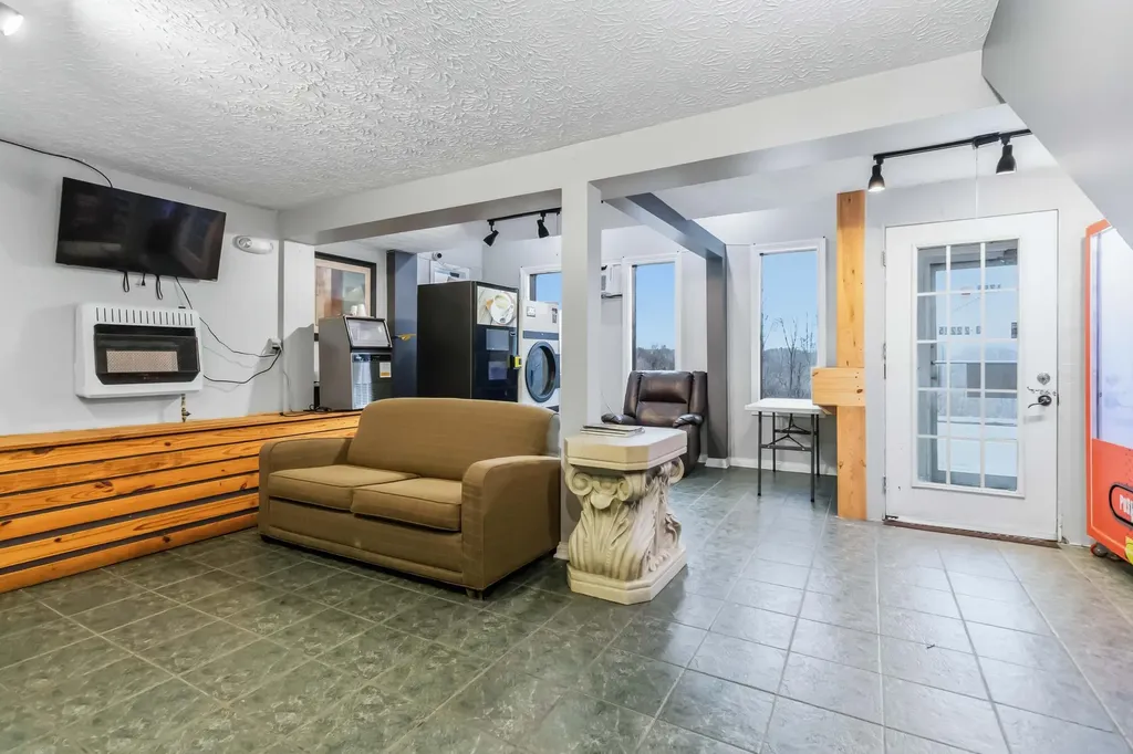 1798 S Wilderness Road Mt Vernon KY 40456