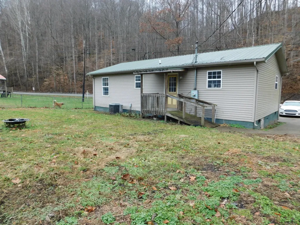 2139 Ky-215 Evarts KY 40828