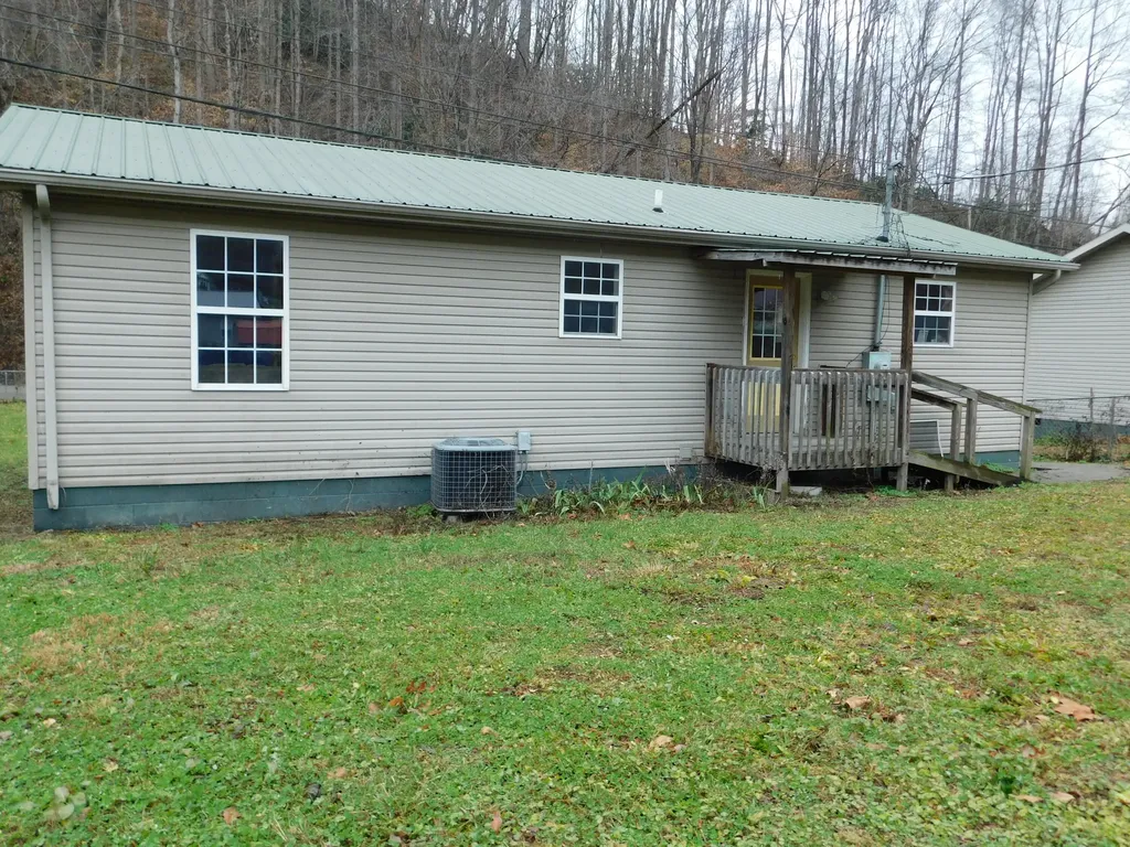 2139 Ky-215 Evarts KY 40828
