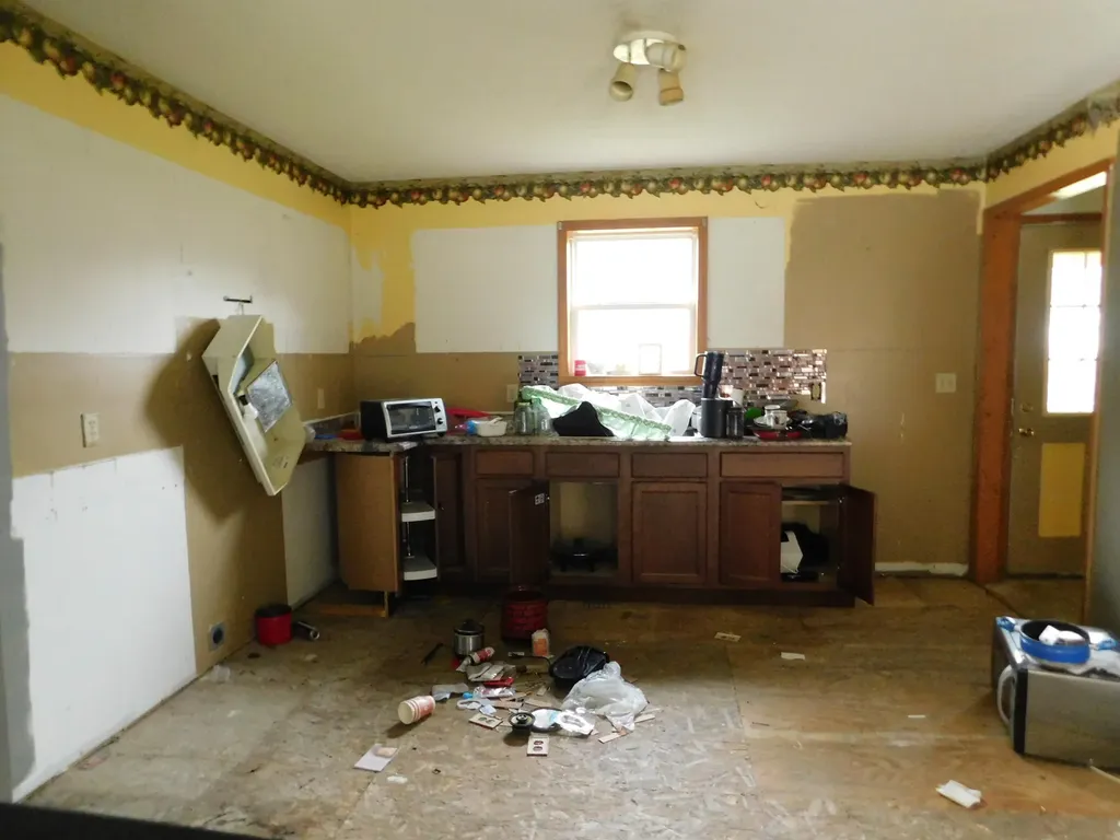 2139 Ky-215 Evarts KY 40828
